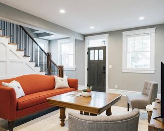 Large Cozy Home in Heart of downtown Pella - Pella