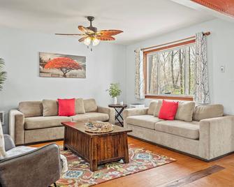 Stylish Renovated Home Open Layout Coffee Bar Near Hiking Waterfalls - East Stroudsburg - Living room