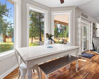 Spacious Spirit Lake Family Retreat:7 beds, Hot Tub, Jetted Tub, Zipline & More! - Spirit Lake - Comedor