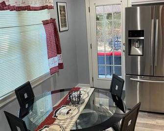 Pet friendly Bungalow 10 min to Downtown Raleigh - Garner - Dining room