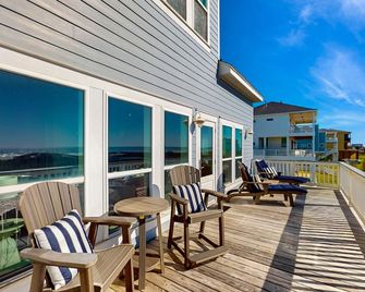 Luxe, Newly Built, Gulf-Front Home on 1.5 Acres with Private Beach Boardwalk - Galveston - Balcone