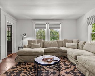 Cheery 4 Br Country Farmhouse Near Baseball And Skiing! - Bloomville - Living room