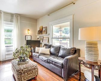 Walk to Downtown: Historic Guthrie Home on Mansur - Guthrie - Sala de estar