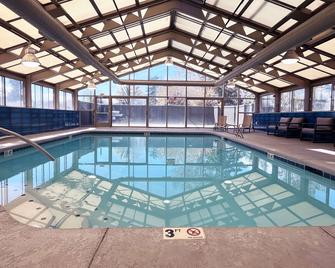 La Quinta Inn & Suites by Wyndham Yakima Downtown - 亞基馬 - 游泳池