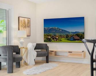 Luxurious Newly Remodeled 4 Bedroom Home with Large Backyard near Disneyland - Anaheim - Salon