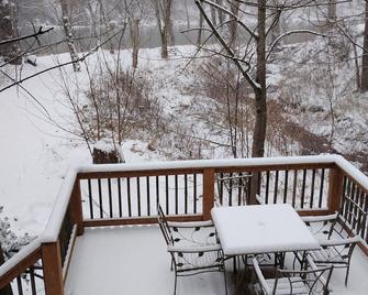 Magical cabin in the midst of a pawpaw patch on the bank of the Greenbrier River - Hinton - Balcón