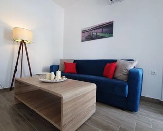 Danai & Palm Stay Complex by Horizon Homes - Ofrinio - Living room