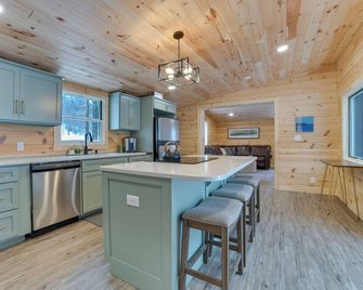 Explore Lakes and Beaches! Creekside Glen Arbor Home - Glen Arbor - Cocina