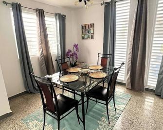 Stylish Remodeled 3BR w Yard Near Airport and Beaches - Carolina - Dining room