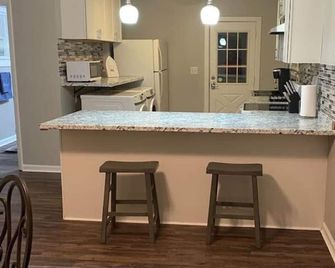 Charming Blue Haven 2Bed,1 Bath Home Sleeps 8 - Hamilton - Cocina