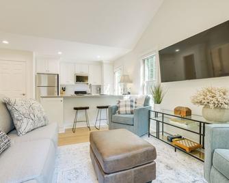 Beautiful Raleigh Cottage Rental 5 Mi to Downtown - Raleigh - Living room