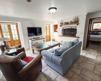 Locust Hall - Historic Farmhouse in Private Garden Setting - Devonshire - 客廳