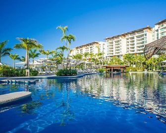 Grand Mayan 2 Bedroom Suites full living room & kitchen - Bahia de Banderas - Zwembad