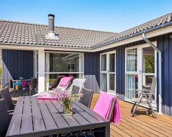 8 person holiday home in Nexø-By Traum - Nexo - Terasa