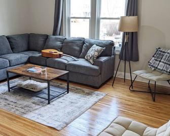 Modern Quiet 1BR Desk and Fenced Yard by DT Moline - Moline - Living room