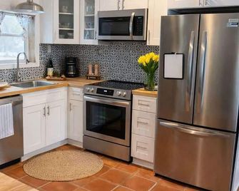 Charming Historic House 1 Mile from Norris Lake - Tazewell - Kitchen