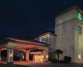 La Quinta Inn & Suites by Wyndham Granbury - Granbury - Building