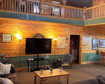 Spacious 5-bedroom lodge with boat trailer parking, @ Lake Tenkiller, in Cookson - Cookson - Sala de estar