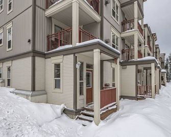 Large corner unit in Creekside - perfect location close to the trails & village! - Lumby - Building