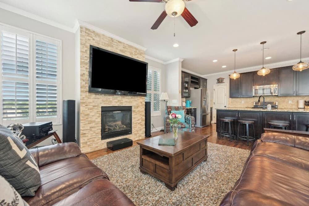 Upscale, Spacious Farmhouse in Central Denver - דנבר - סלון