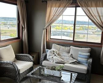 Riverview Retreat! - Oacoma - Вітальня