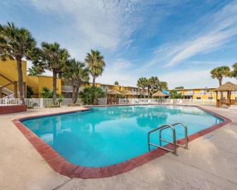 Quality Inn and Suites on the Beach - Corpus Christi - Pool