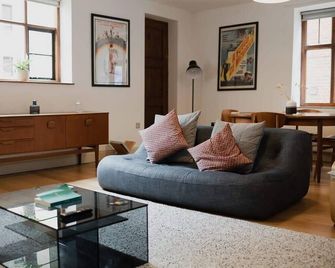 Spacious Grade II Listed Flint Cottage Sleeps 2 - Norwich - Living room