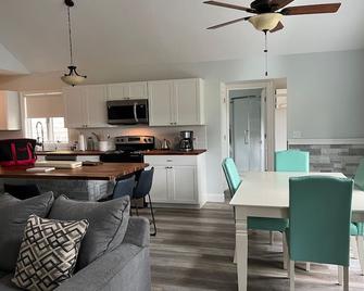 \'Laughing Turtle\' - A Wixom Lake paradise vacation home. Pet friendly! - Beaverton - Kitchen