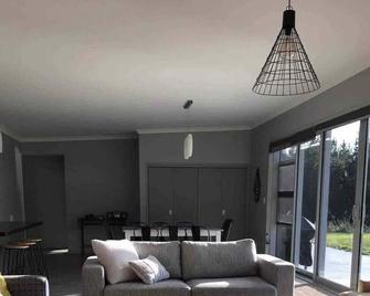 Luxurious farm stay - Marton - Living room