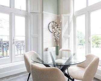 Bright Apt with Small Balcony - 2 bed & 2bath - Crystal Palace - Dining room
