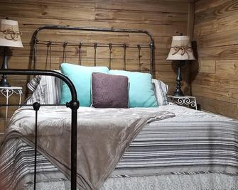 Rustic Farmhouse Beauty Nestled on a Piece of God's Country - Fort Pierce - Bedroom