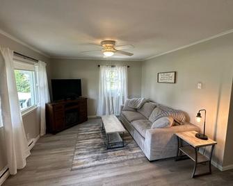 This apartment is a 0 bedroom(s), 1 bathrooms, located in Marion, IN, IN. - Marion - Living room