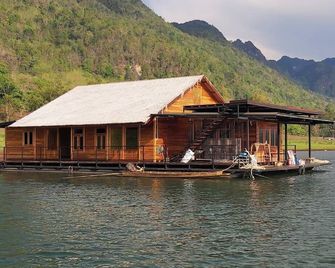 The Floating Lake House - Thong Pha Phum