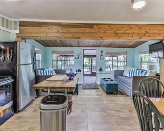 Fun Weeki Wachee River Boathouse - Spring Hill - Wohnzimmer