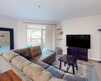 San Diego's Diamond: Snowbird-friendly studio near ocean with pool, hot tub, gym, balcony - dogs OK - سان دييغو - غرفة معيشة