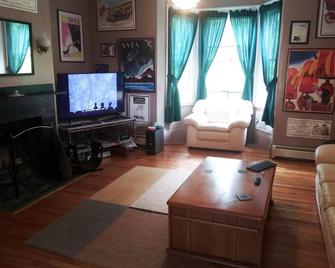 Bulwinkles Place B&B - Souris - Living room