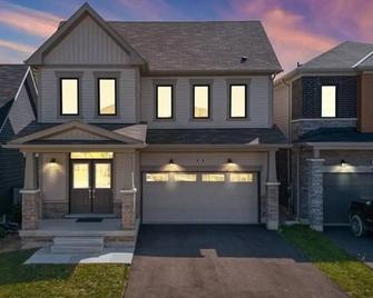 Classy Home Near Beach & Airport - Hamilton - Building