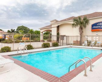 Howard Johnson by Wyndham Lafayette - Lafayette - Pool