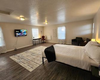 Modern Retro Retreat - McKinleyville - Bedroom