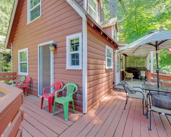 Vintage Snow White Cottage about 2 Miles to Village! - Lake Arrowhead