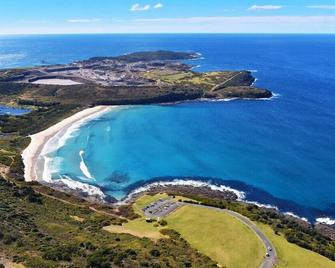 Sea Breeze Shellharbour - Steps Away from the Beach - Barrack Heights - Building