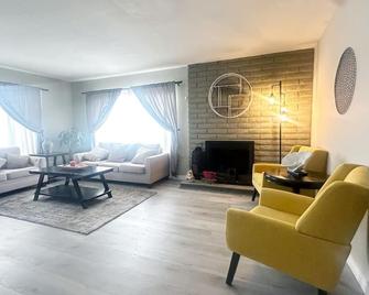Charming 3bedrms Upland house WiFi & AC Laundry PetFriendly near Ontario Airport - Upland - Living room