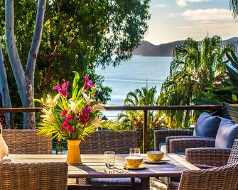 Sunset Waters Apartments - Hamilton Island - Balcón