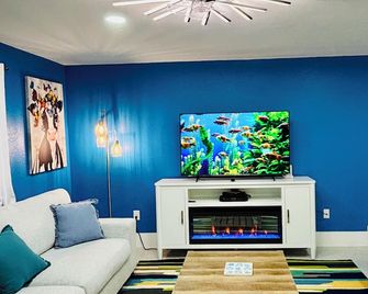 New! Hidden- Speakeasy-Penny Floor. 3bd 3bath Boat Dock & Walk 2 Town Fabulous - Matlacha - Living room