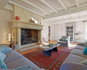 Villa Engardin, nestled in the heart of the vineyards, offers absolute comfort and calm. - La Celle - Sala de estar