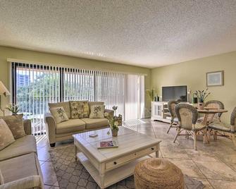 Siesta Key Condo Resort Amenities, Walk to Beach! - Siesta Key - Living room