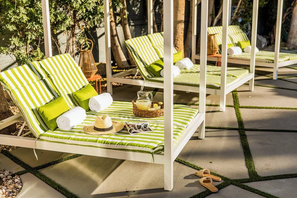 2 Rooms Sleeps 8 Retro Hotel w Pool Wesley King Studio Buyout by AvantStay - بالم سبرينغس - شرفة مرصوفة