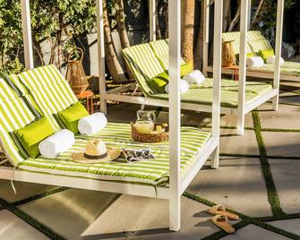 2 Rooms Sleeps 8 Retro Hotel w Pool Wesley King Studio Buyout by AvantStay - Palm Springs - Patio