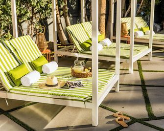 2 Rooms Sleeps 8 Retro Hotel w Pool Wesley King Studio Buyout by AvantStay - بالم سبرينغس - شرفة مرصوفة