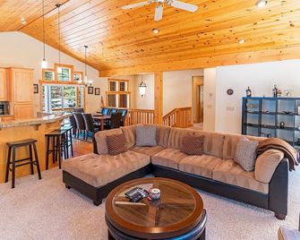 Cedar Chateau - Truckee - Living room